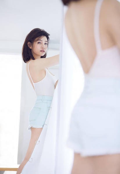 Tieu Long Nu Tran Nghien Hy khoe voc dang goi cam sau sinh-Hinh-2